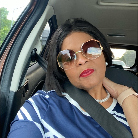 Meet the Posher Other - Meet your Posher, Lorraine